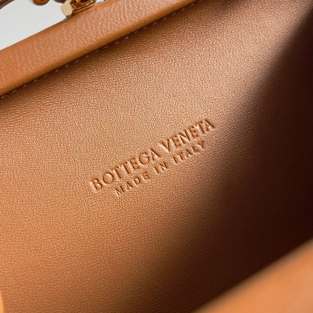 Batch 2260 BOTTEGA VENETA KNOT evening bag chain version for women is now on the market! Delicate and elegant, soft and powerful, this bag is definitely a representative of intellectual women. As an evergreen model of BV, the blessing of the chain is the icing on the cake. The classic weaving once again interprets the unique craftsmanship (the chain can be disassembled separately). Style number: 776662 Size: 19*11.5*5cm